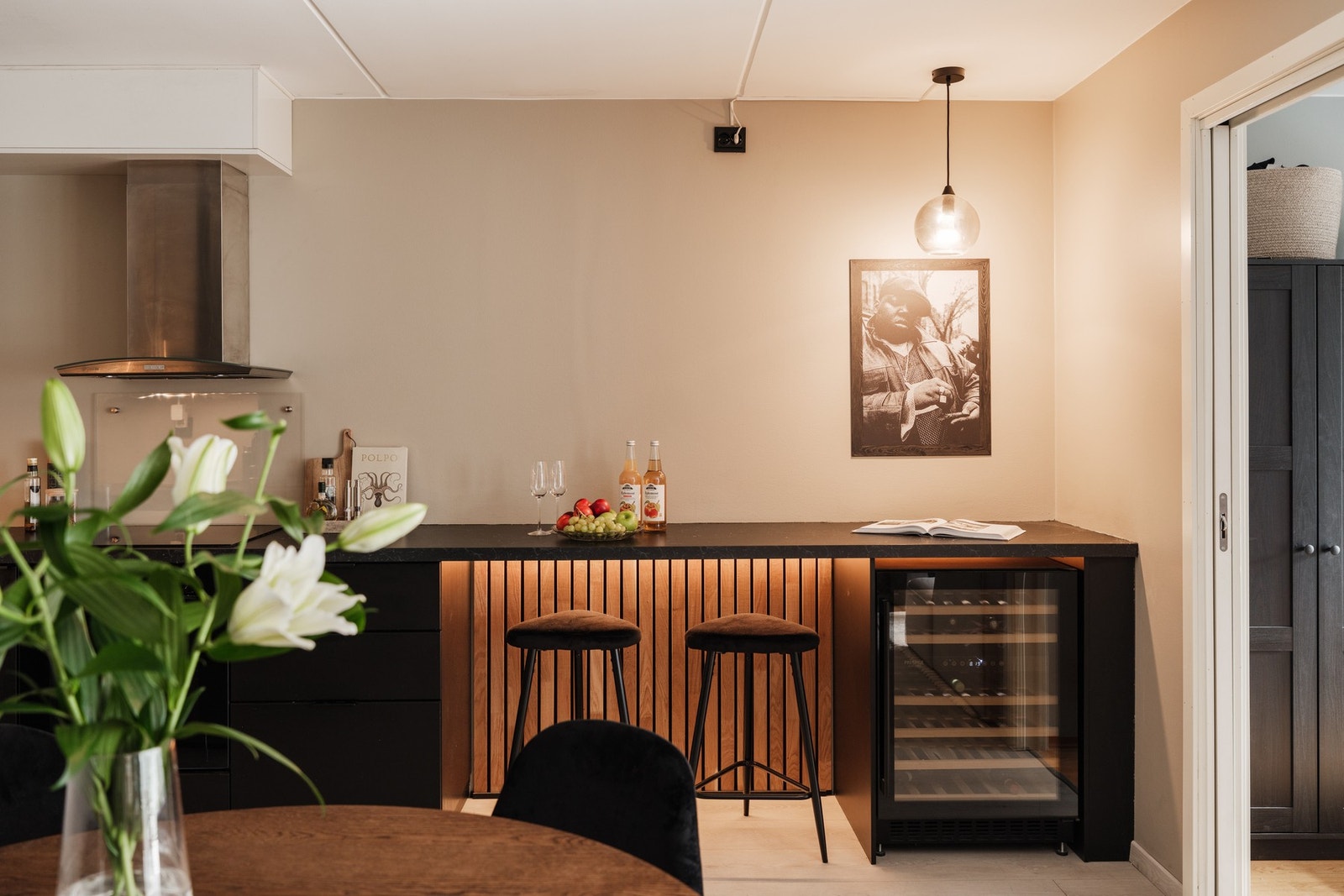 Lekre detaljer med innfelt vinkjøler. Galleribilde