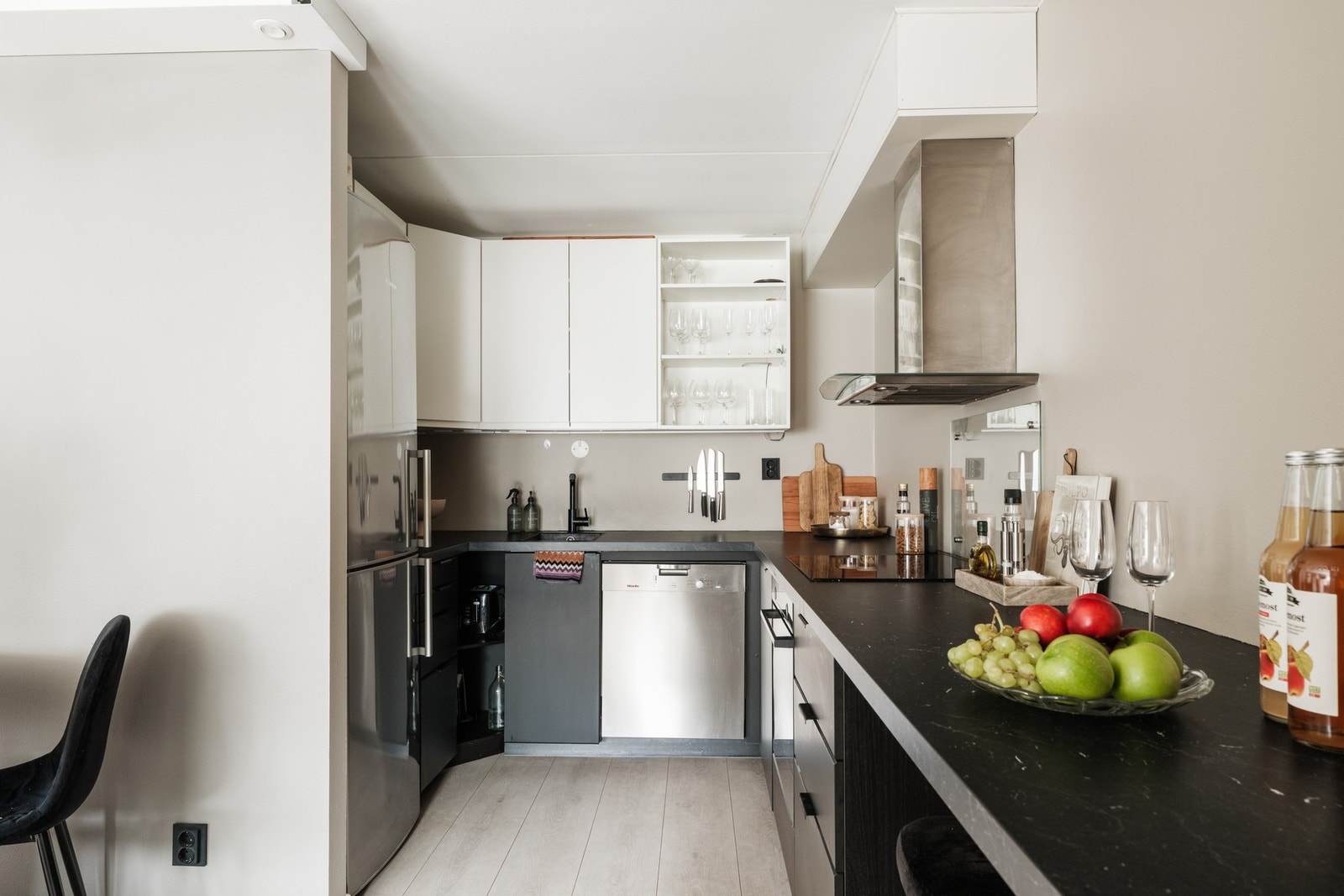 Moderne kjøkkeninnredning med integrerte hvitevarer. Galleribilde