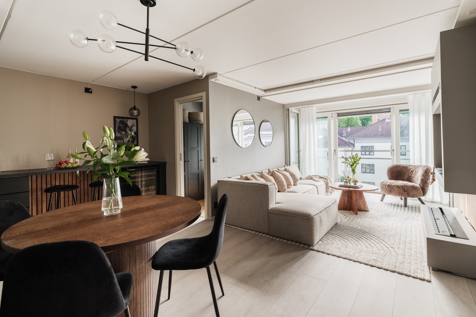 Leiligheten har en praktisk planløsning med åpen kjøkkenløsning vendt mot stue. Galleribilde