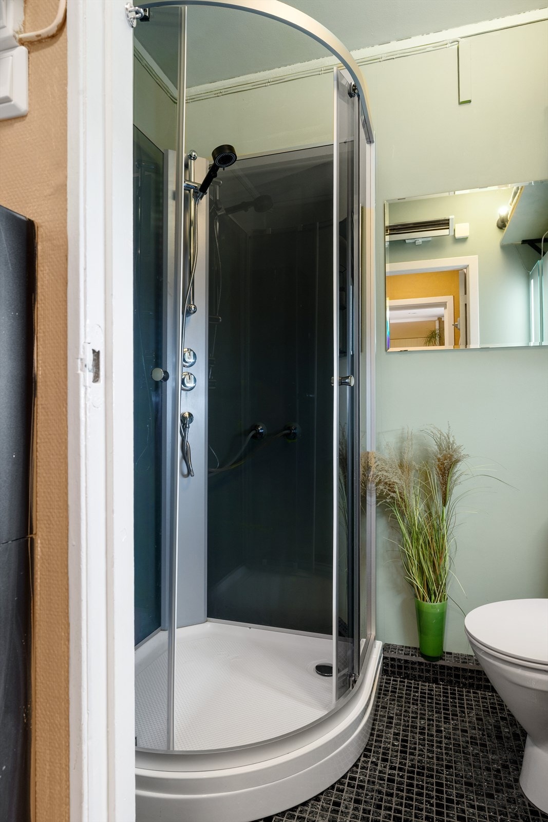 Funksjonelt baderom med flislagt gulv (2023) og utskiftet varmeovn (2022). Galleribilde