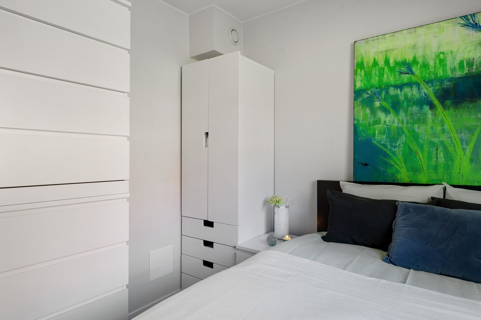 Soverom 1 har plass til stor seng og medfølgende garderobeskap. Galleribilde