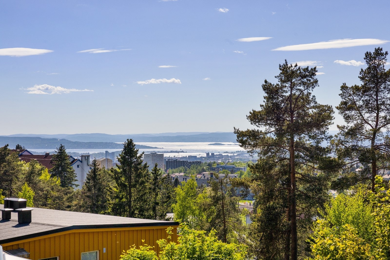 Boligen ligger i et godt etablert, rolig og populært boligområde på Tonsenhagen med nærhet til marka og gode kollektivmuligheter. Galleribilde