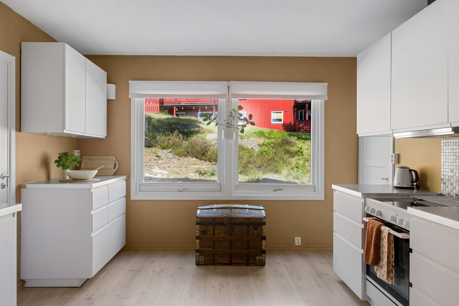 Romslig kjøkken med god lagringsplass og en praktisk innredning. Galleribilde