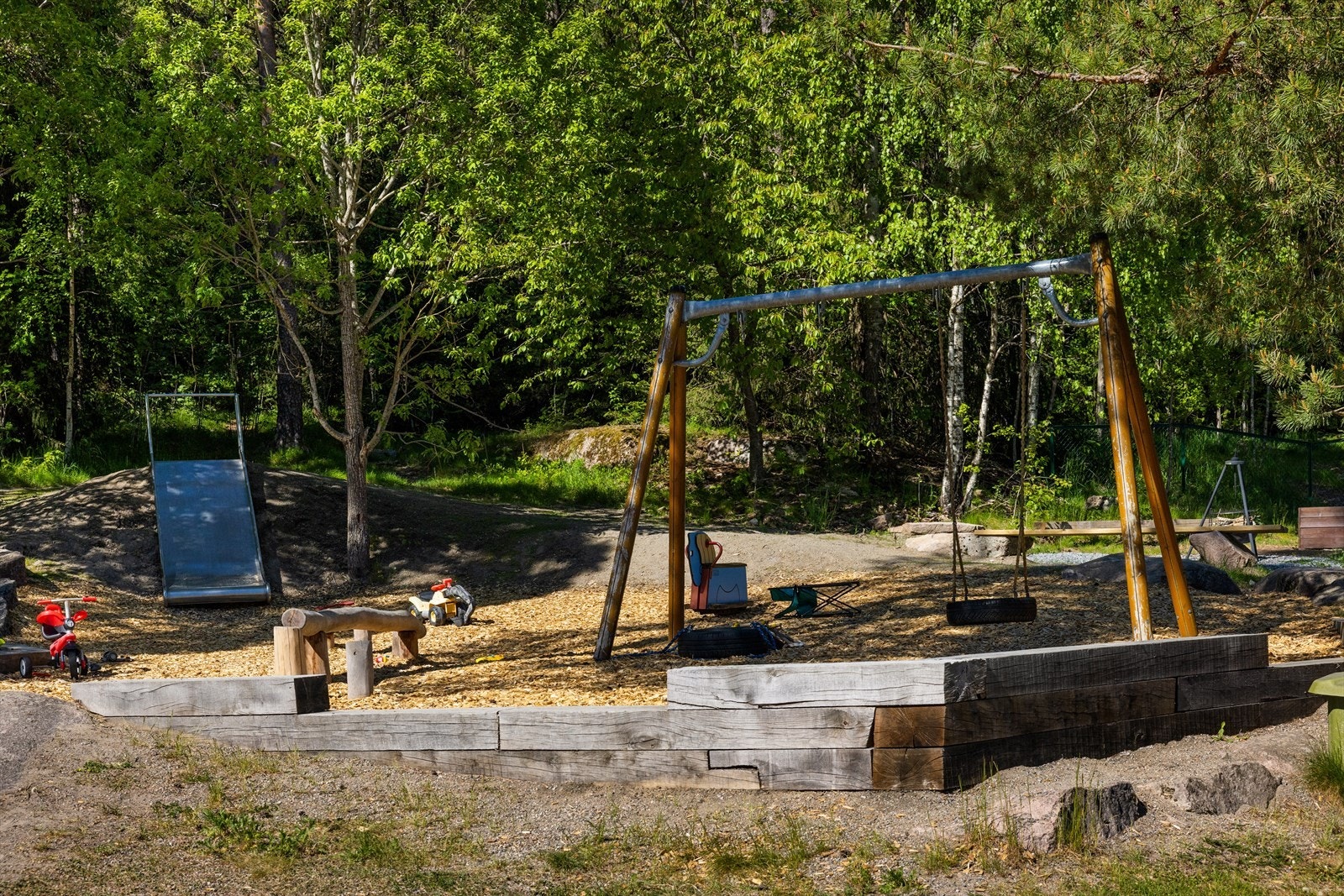 Sameiet har fine fellesarealer med bl.a. bålpanne og lekeplass til bruk for beboere. Galleribilde