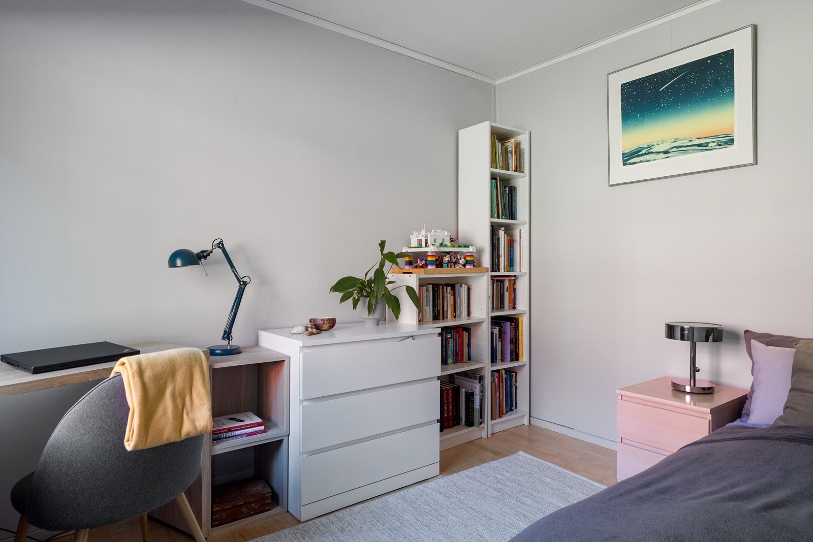 Det andre soverommet har også plass til stor seng, samt mulighet for garderobe etter behov. Galleribilde