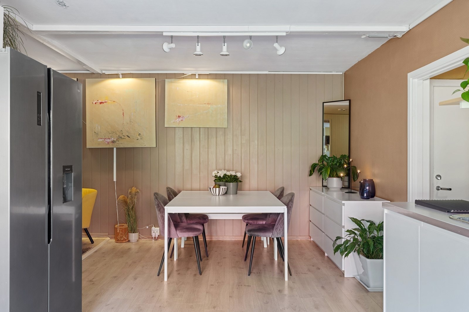 Ved å trekke ut bordet kan man ha opptil 10 gjester. Galleribilde