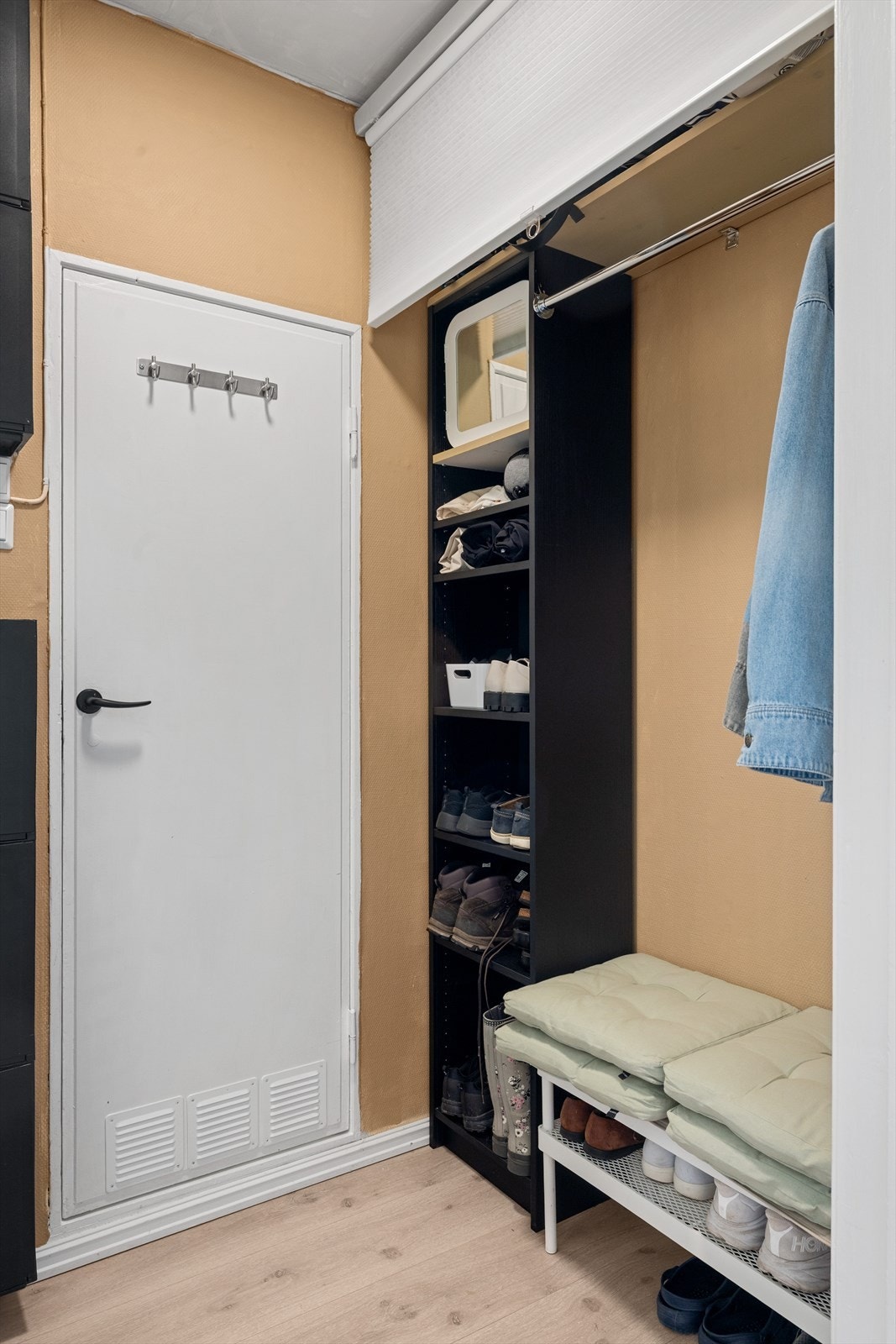 Praktisk entré med plass til skoskap, hyller og oppheng for jakker. Galleribilde