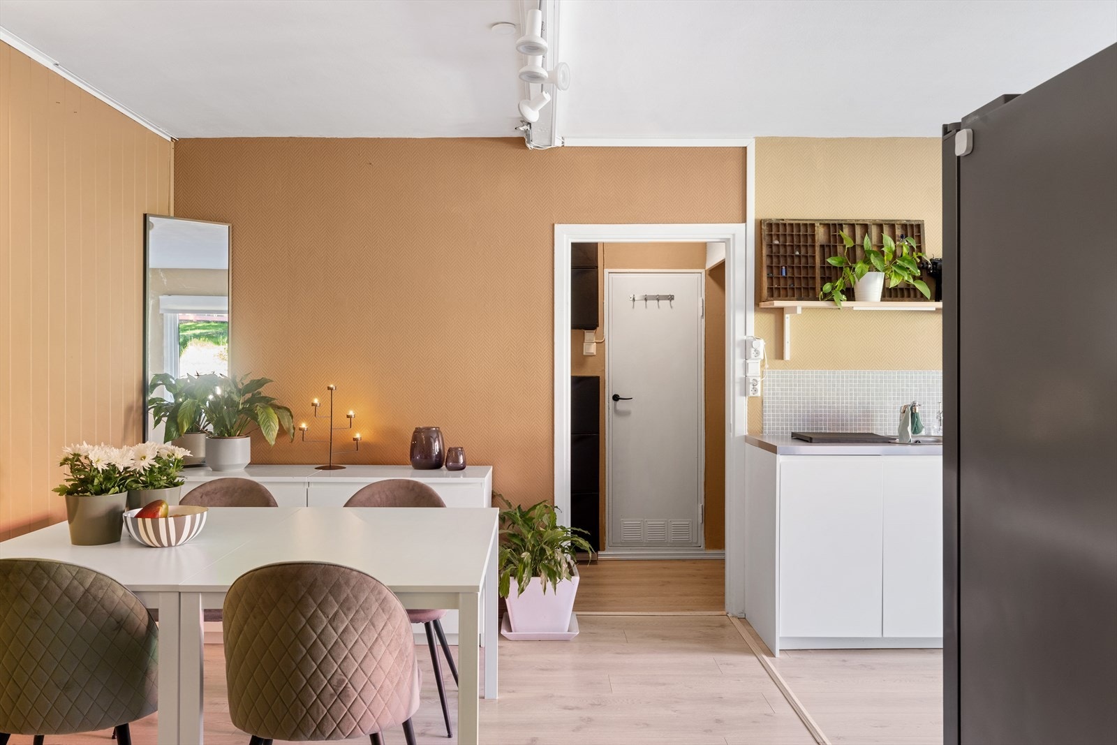 Stue/kjøkken kan innredes med både spisebord og sofakrok. Galleribilde