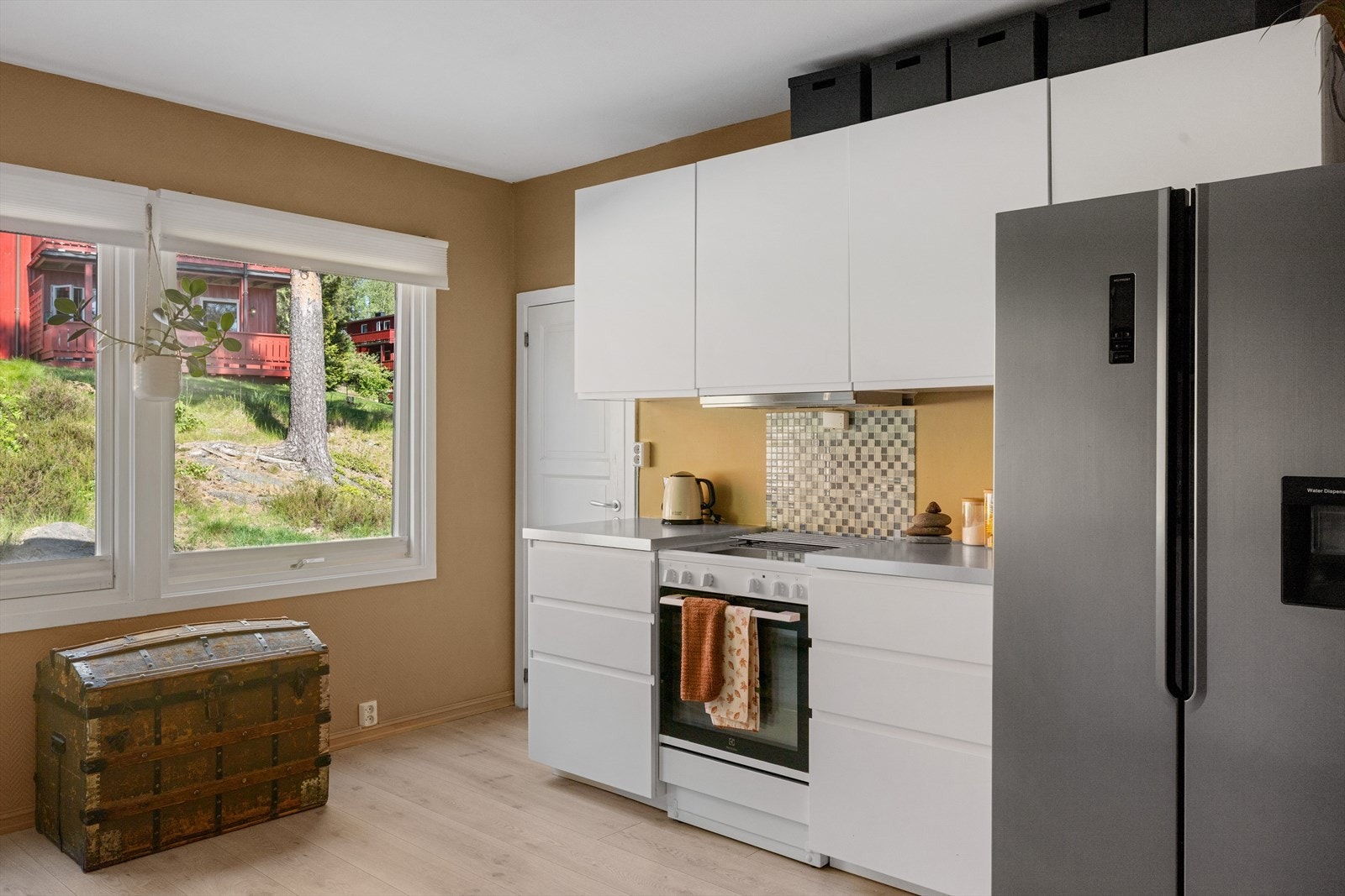 Overskap fra IKEA Voxtorp med hvit høyglans finish (2021), kullfiltervifte (2021) og nytt kjøleskap med fryser (2021, Iglo). Galleribilde