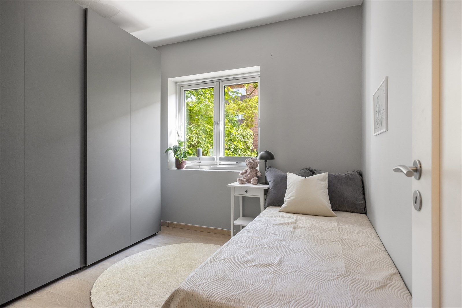 Koselig soverom med plass til seng, kontorpult, nattbord og stort garderobeskap. Galleribilde