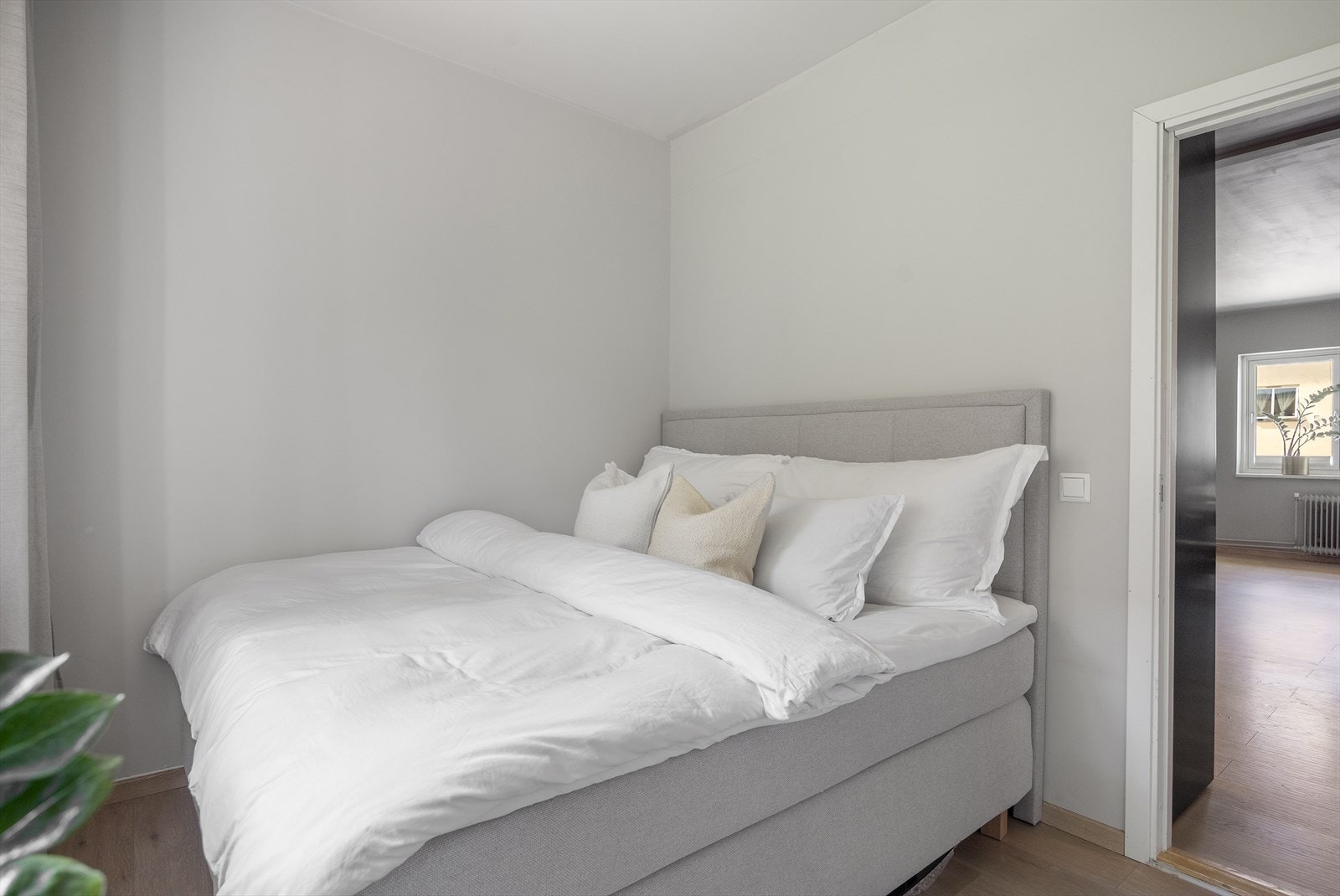 Romslig hovedsoverom med god plass til dobbeltseng og nattbord. Galleribilde