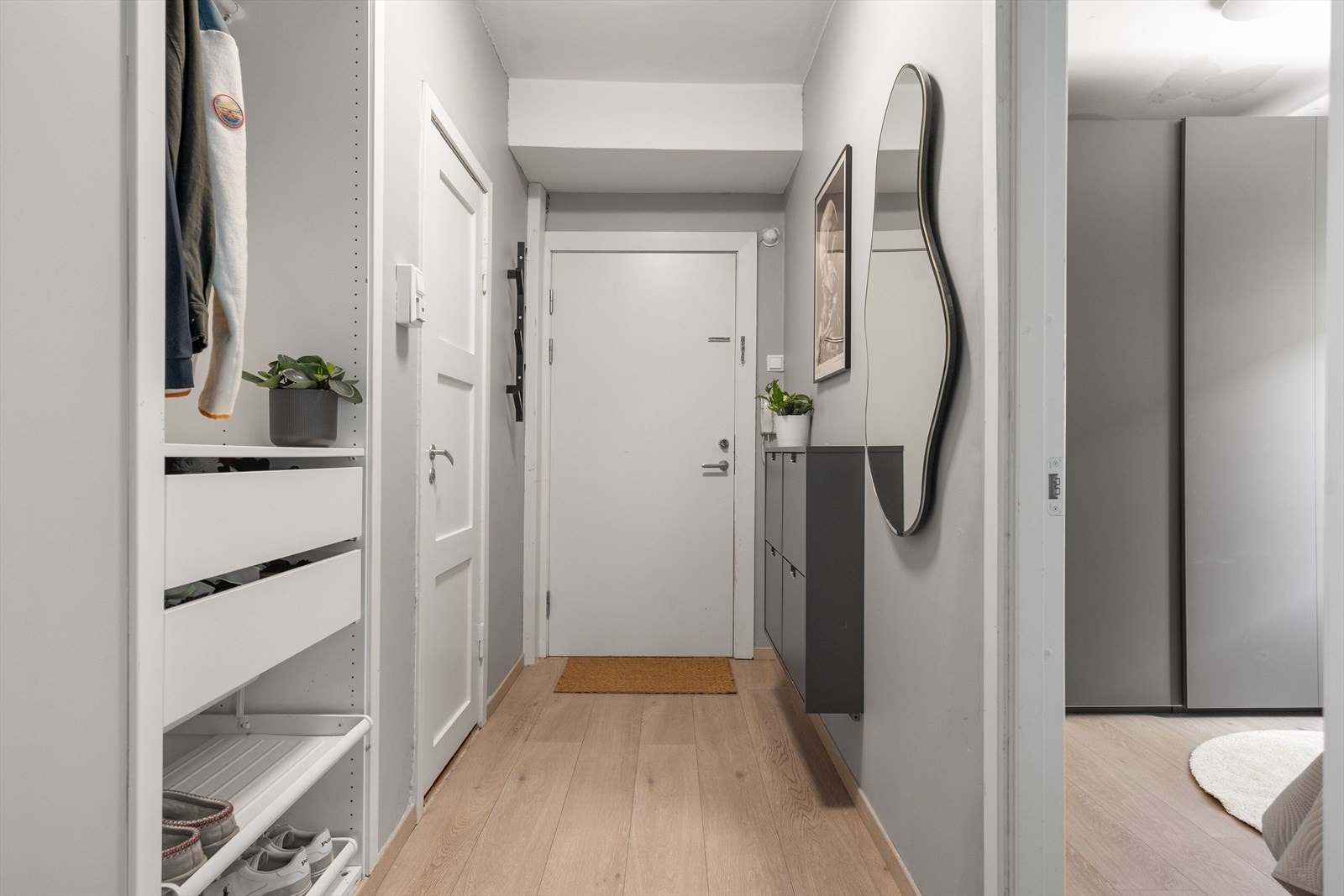 Velkommen inn! Leiligheten har en innbydende entré som skaper et umiddelbart godt førsteinntrykk. Galleribilde
