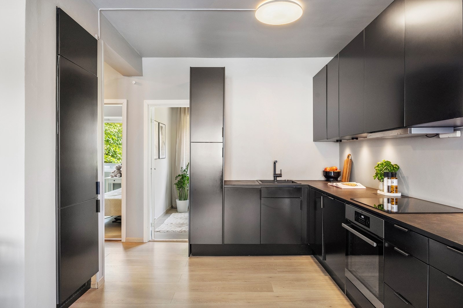 Videre er det hvitevarer med platetopp, stekeovn, oppvaskmaskin og kjøle/-fryseskap. Galleribilde