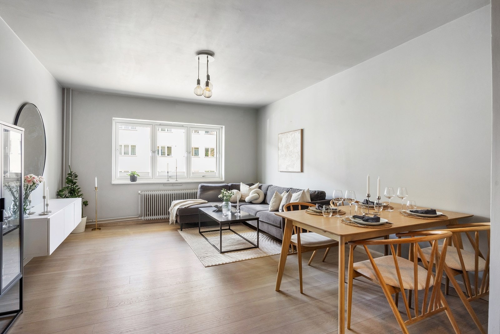 Nordvik Nydalen v/Sander O. Berntsen ønsker velkommen til en lys og gjennomgående 3-roms leilighet. Galleribilde