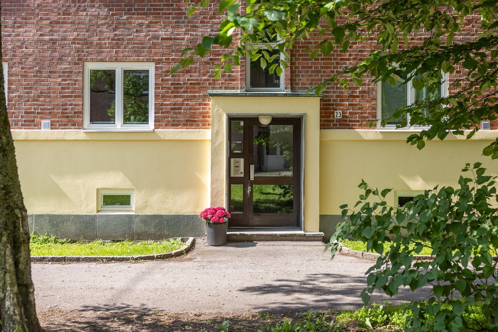 Leiligheten ligger i en høy 1. etasje og har enkel adkomst via felles trappegang med porttelefon. Galleribilde