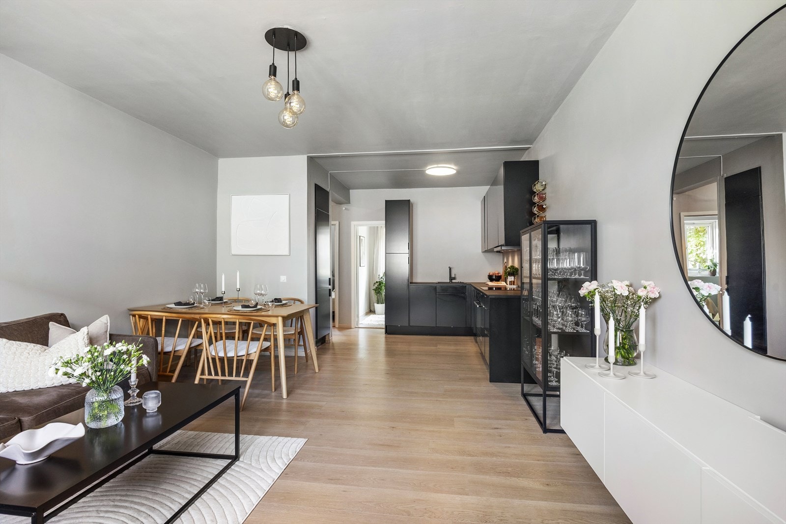 Gulvet er belagt med laminat fra 2021, mens veggene er malt i delikate, lune fargetoner. Galleribilde