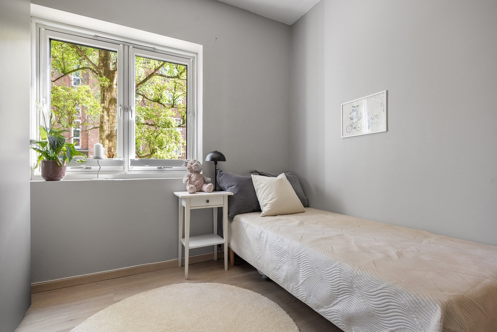 Soverommet vender mot rolige fellesarealer, og rommet er perfekt som både barnerom, gjesterom, "walk in closet", bod eller fungerer utmerket som et kontor. Galleribilde