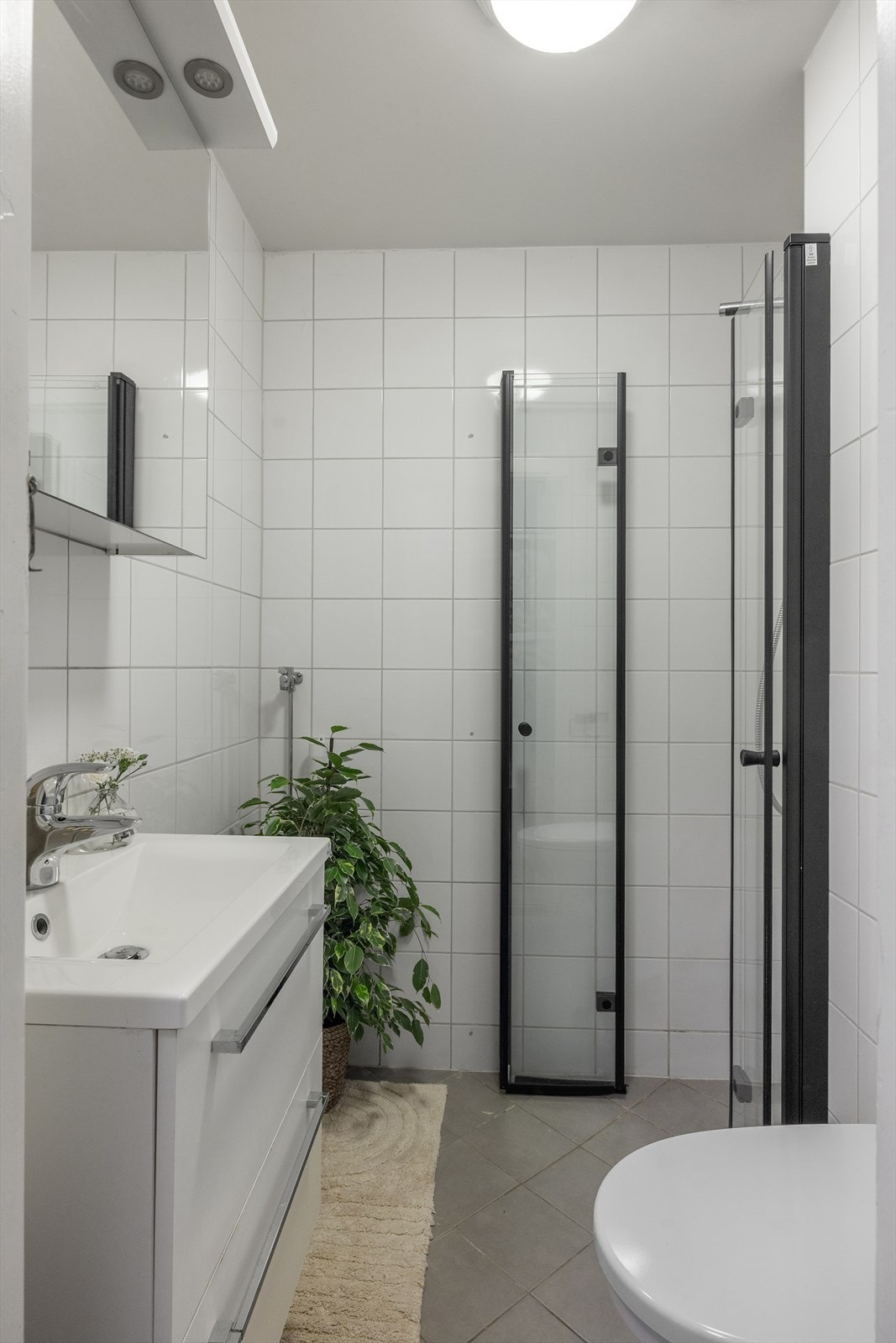 Delikat bad med flislagte vegger og gulv med varmekabler som gir en behagelig temperatur. Galleribilde