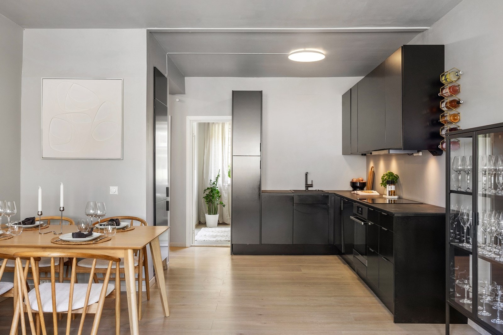 Leiligheten har moderne løsninger og arealeffektiv planløsning. Det er gangavstand både til kollektivtransport, butikker, restauranter og treningssenter. Galleribilde