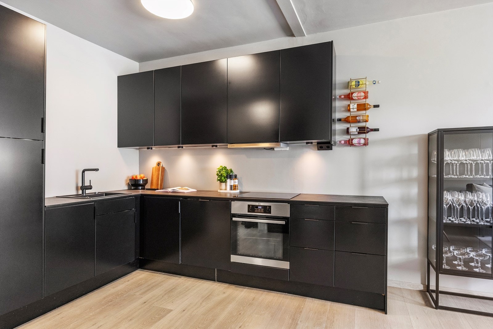 Kjøkkeninnredning er fra Epoq (2021)med glatte fronter med god skap og benkeplass. Galleribilde