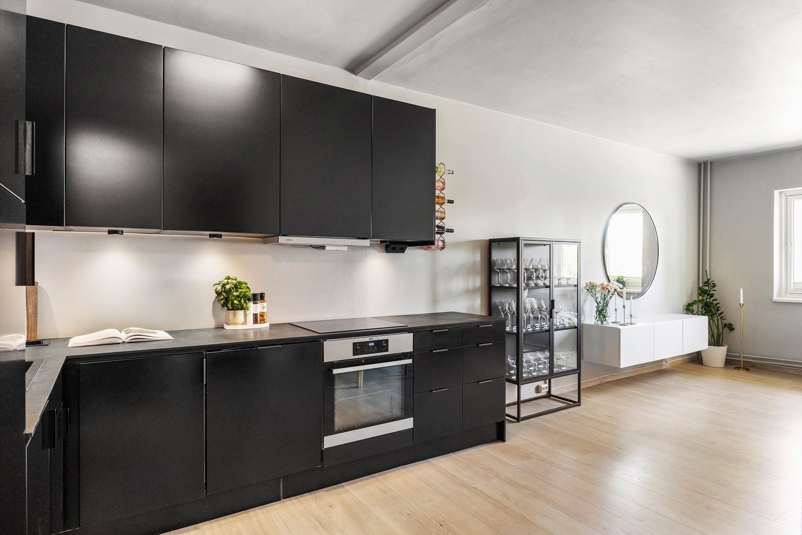 Benkeplaten er av laminat med en nedfelt vaskekum og belysning over benkeplaten. Galleribilde