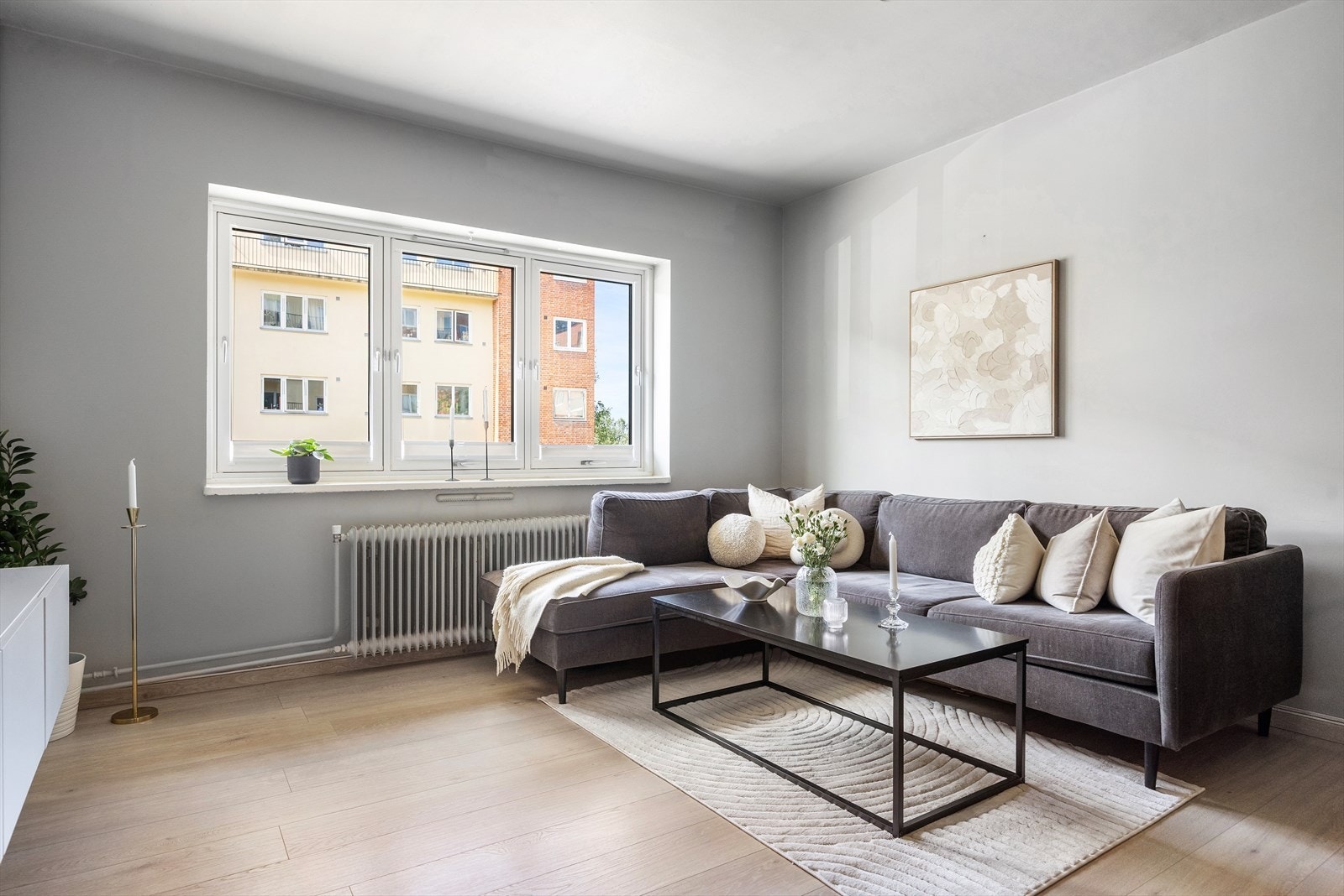 Stuen er lys og romslig, med store vindusflater som slipper inn rikelig med naturlig lys. Galleribilde