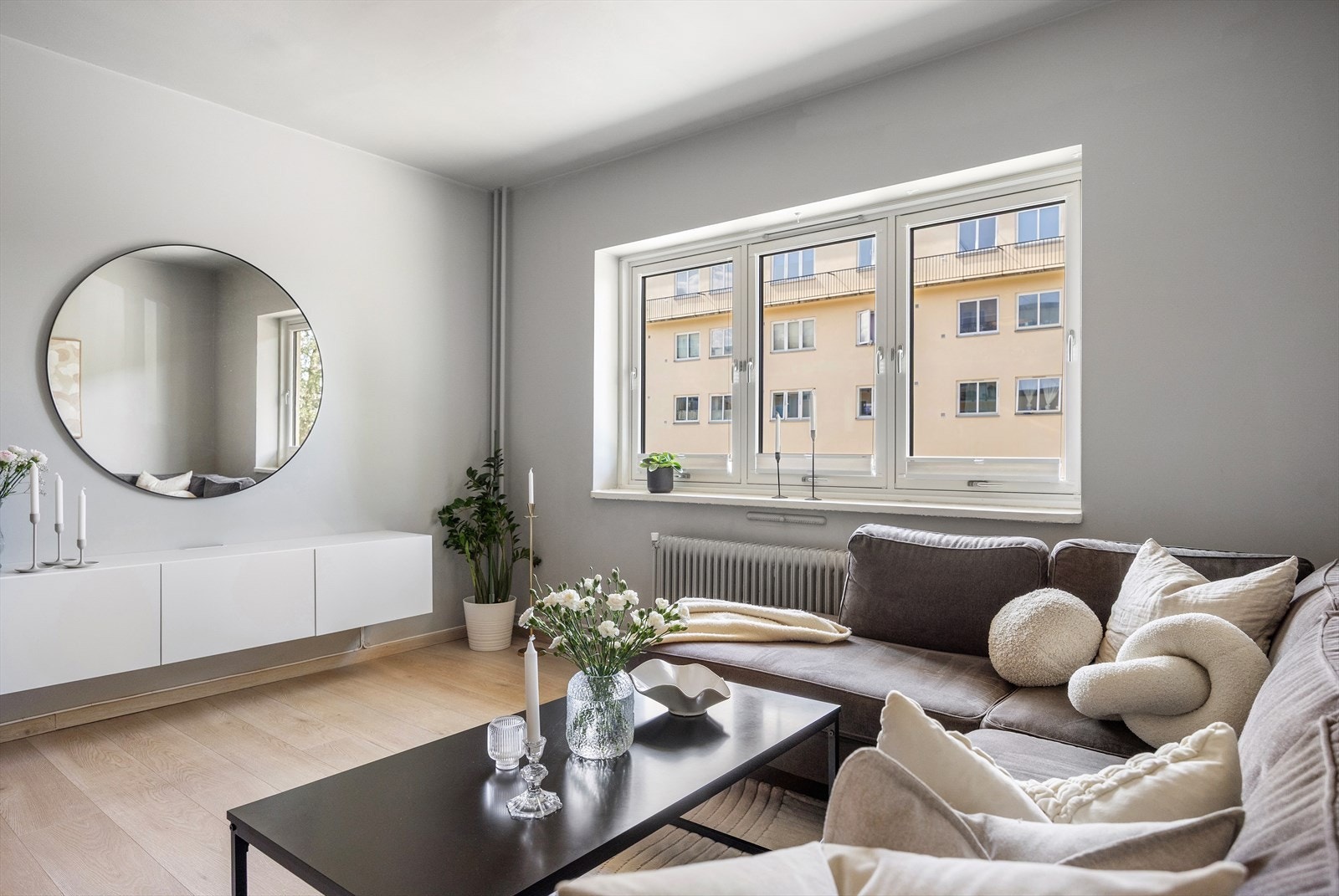 Stuen har god plass til sofagruppe og spisebord, med fleksible møbleringsmuligheter. Galleribilde