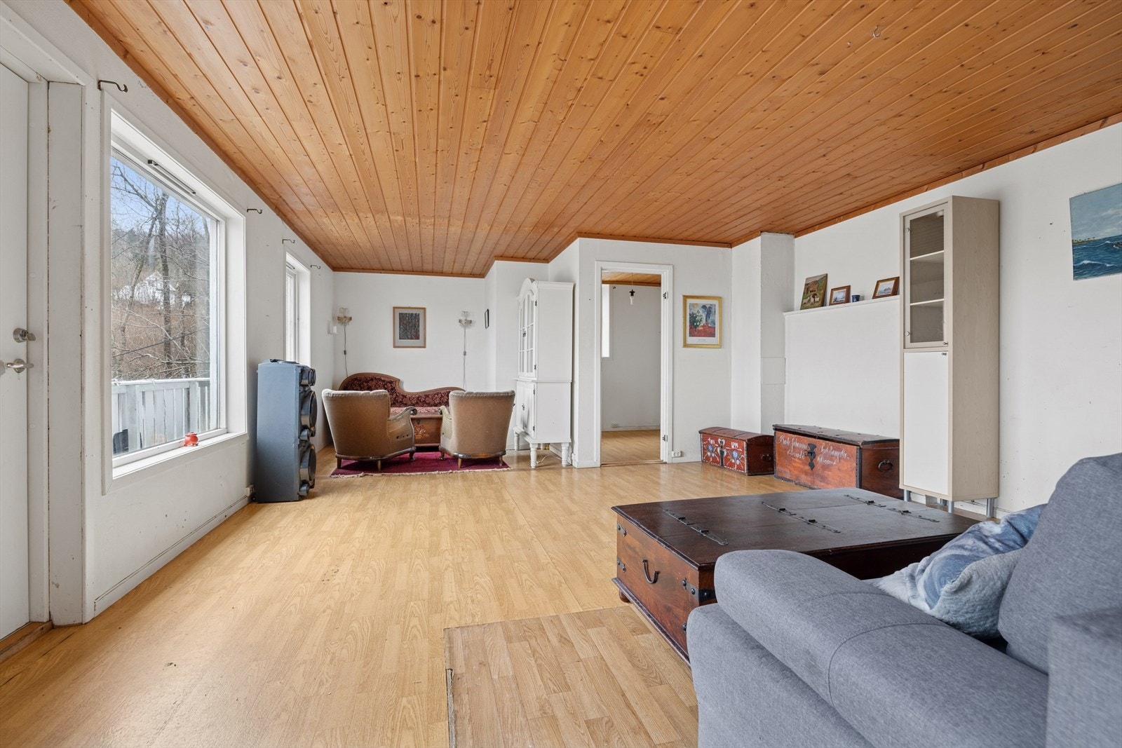 Store vindusflater som sørger for innslipp av naturlig lys. Galleribilde