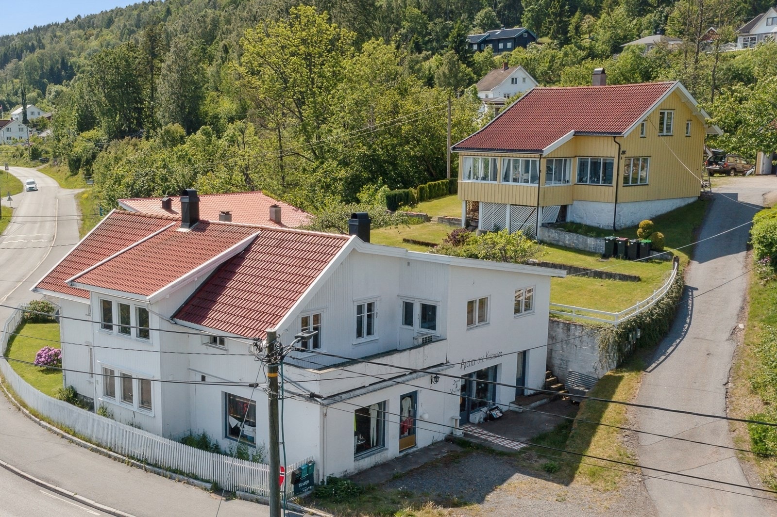 Eiendommen har en meget attraktiv beliggenhet med umiddelbar nærhet til sjøen! Galleribilde