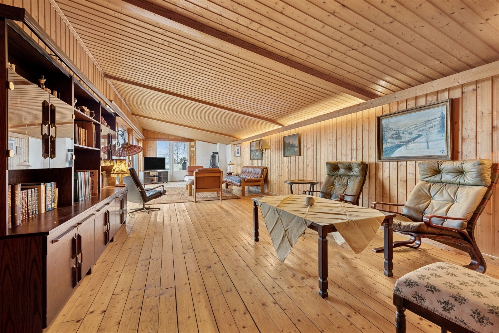 Stuen i 2.etasje har plass til flere sittegrupper, samt. ønsket TV-møblement. Galleribilde