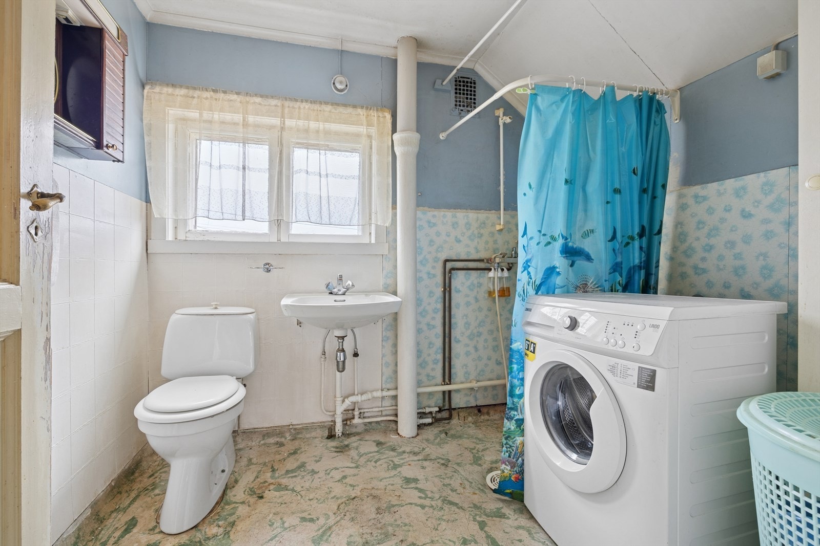 Baderom i 2.etasje er av eldre dato. Galleribilde