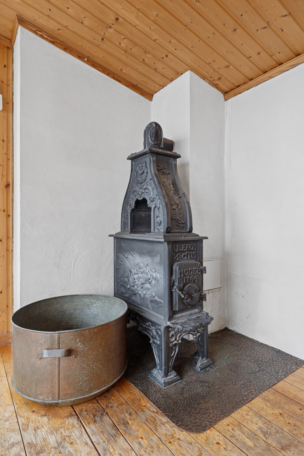 Peis i stuen. Galleribilde