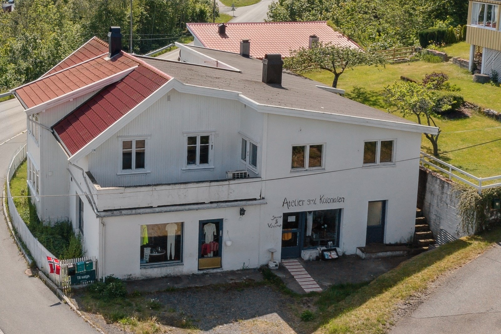 Stor utviklingseiendom med flere boenheter og forretningslokale! Galleribilde