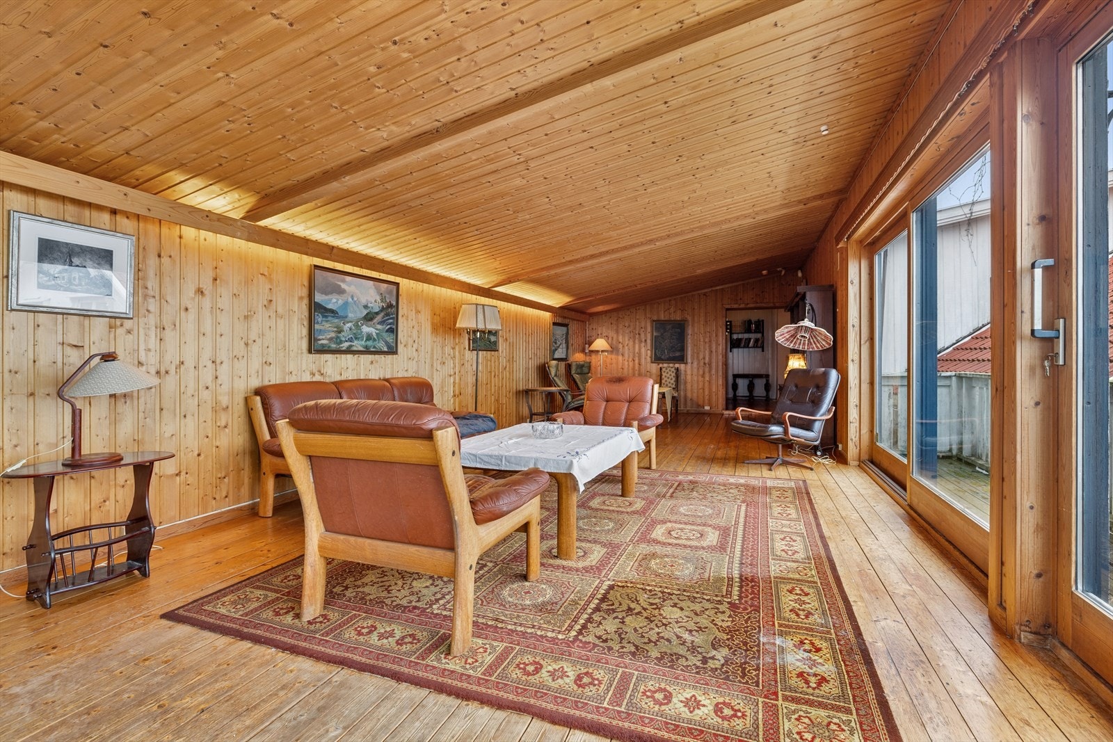 Fra stuen er det utgang til sydøstvendt veranda på 31 kvm! Galleribilde