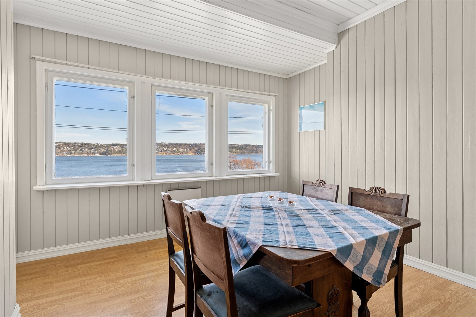 Mye naturlig lys med fjordutsikt Galleribilde