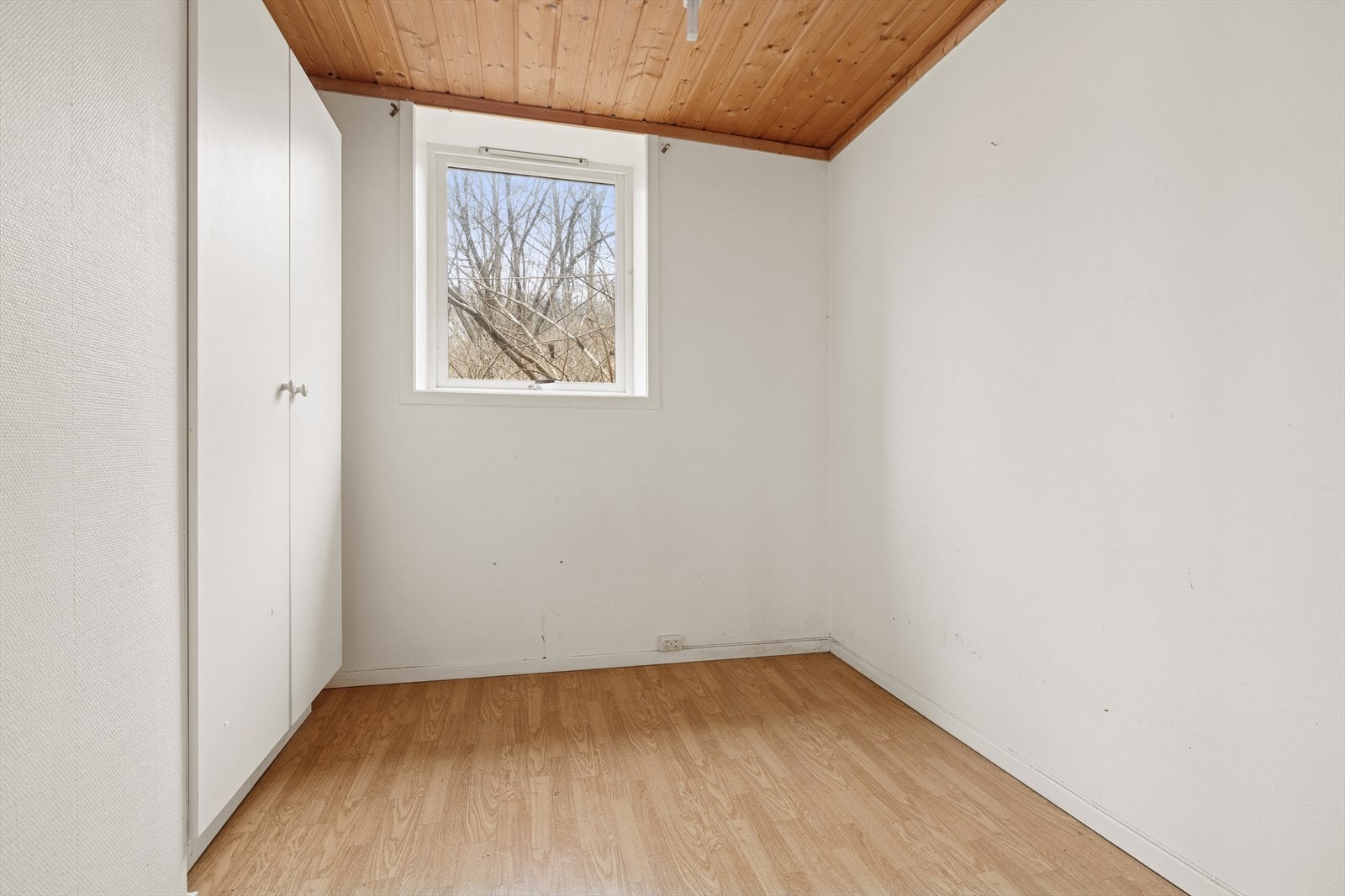 Soverom med garderobeskap. Galleribilde