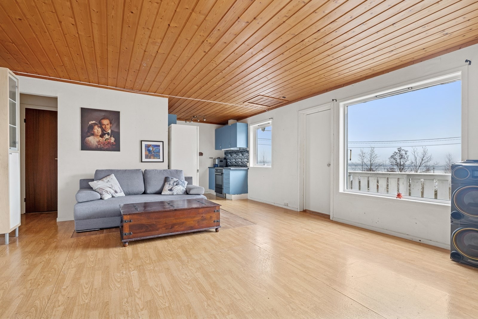 Stue i sidebygning. Egen adkomst fra veranda på 8 kvm. Galleribilde