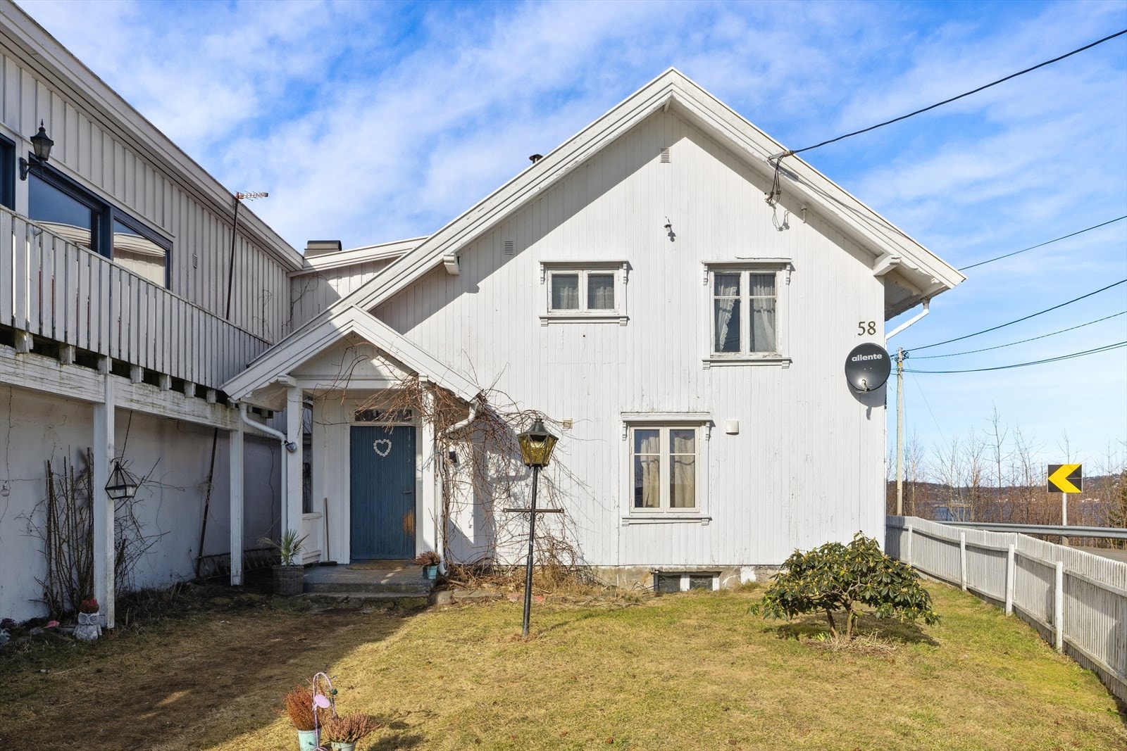 Opparbeidet hage ved inngangspartiet til hovedboligen samt hybelen. Galleribilde