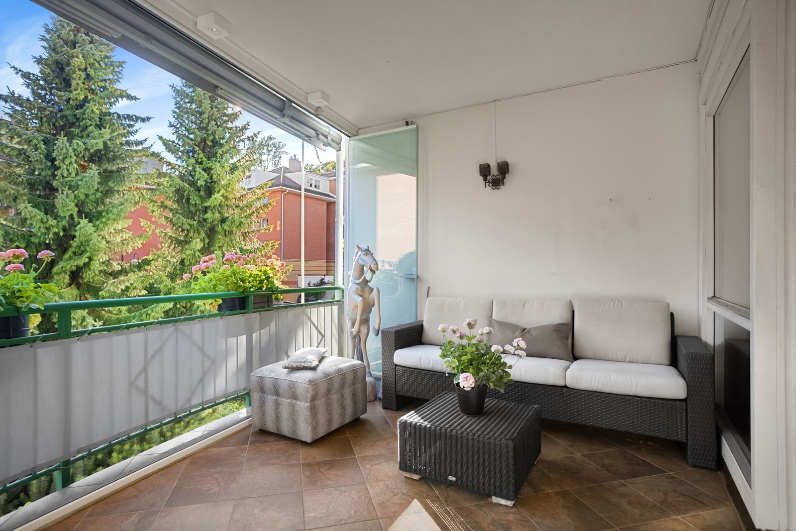 Sol på veranda ca. kl. 13-20 (sommer) Galleribilde