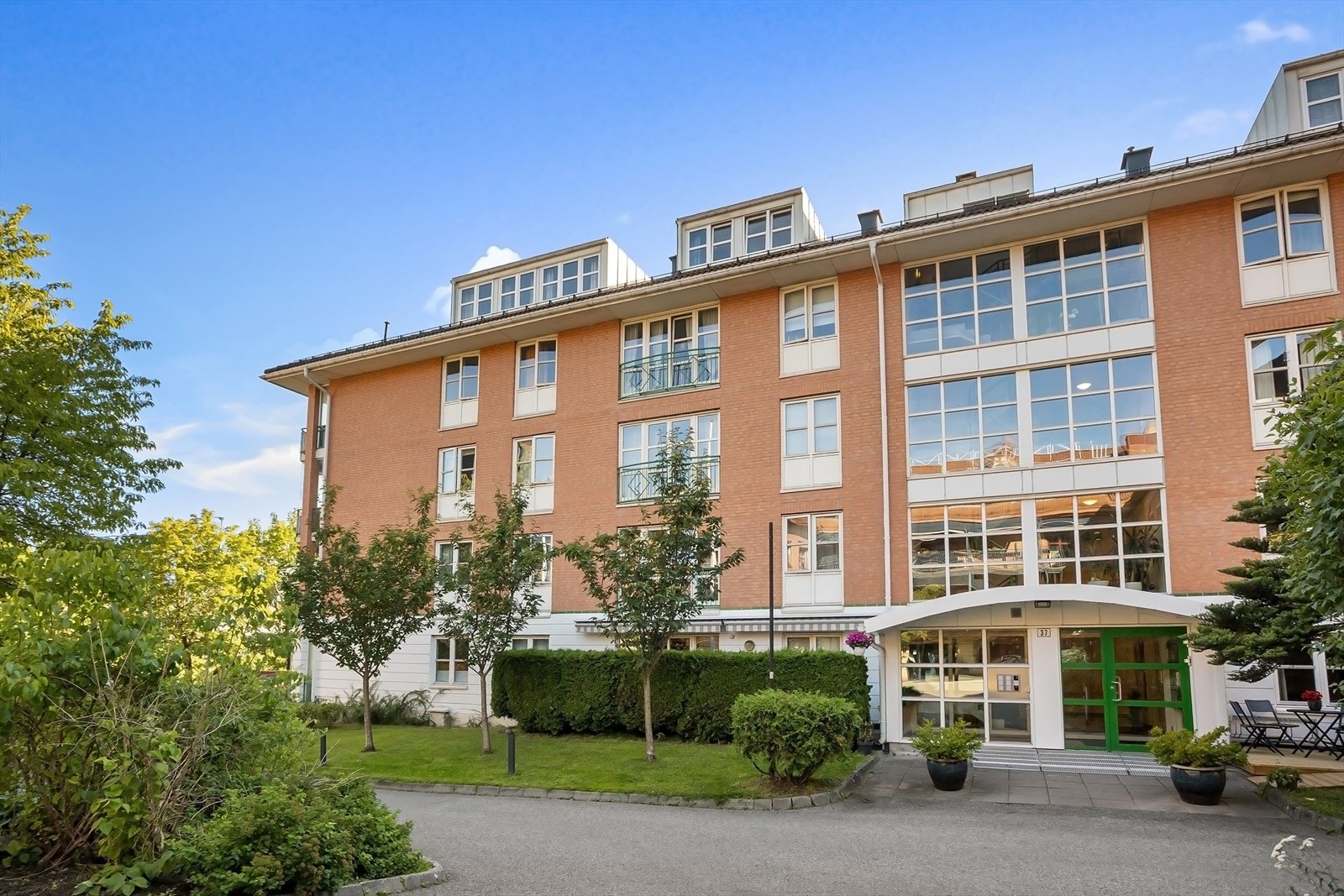 Inngangsparti Jernbaneveien 37 Galleribilde