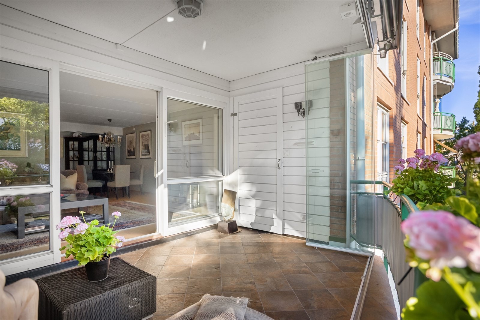 Herlig, overbygget og vestvendt veranda Galleribilde