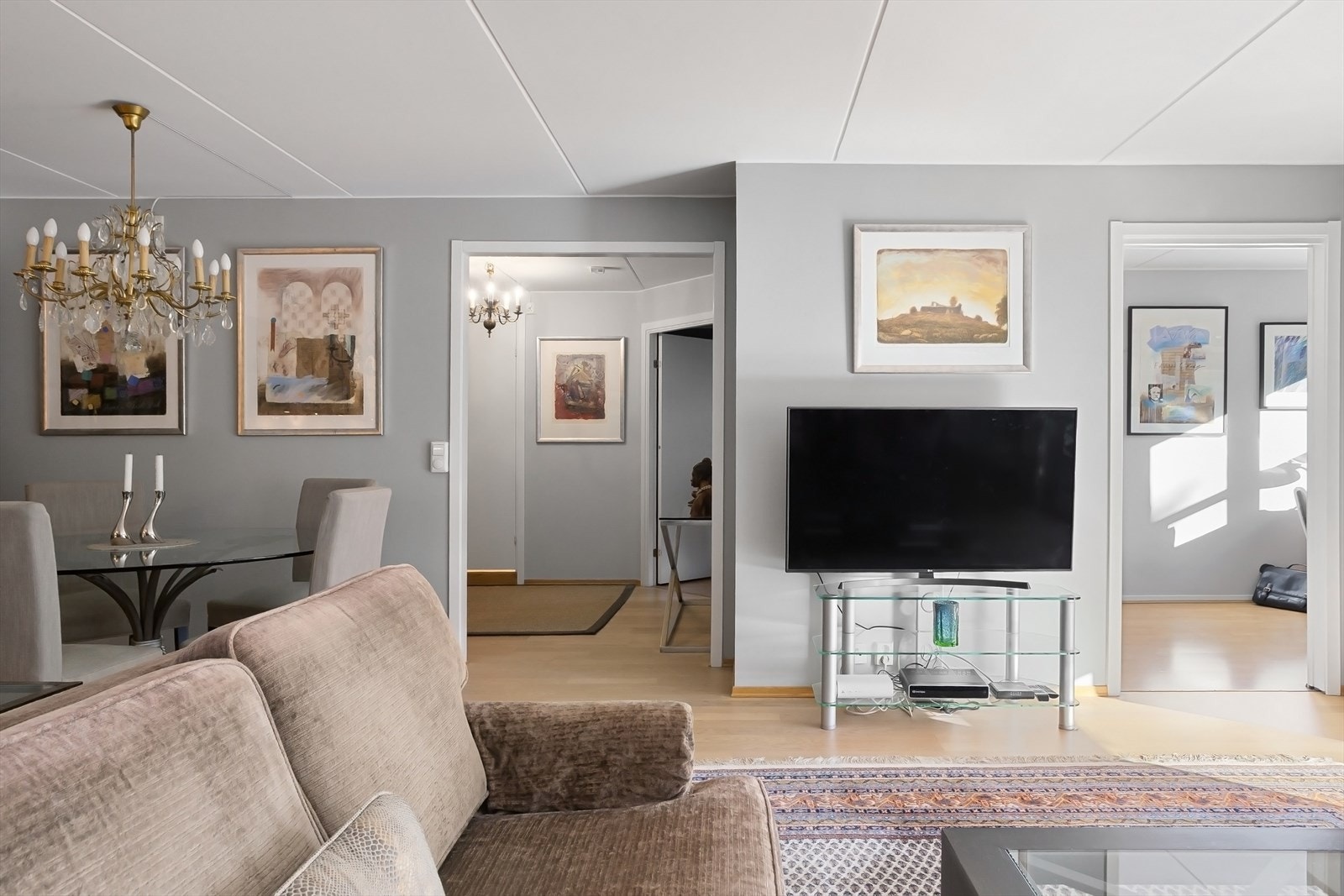Stue mot hall/entré og soverom nr. 2/kontor Galleribilde