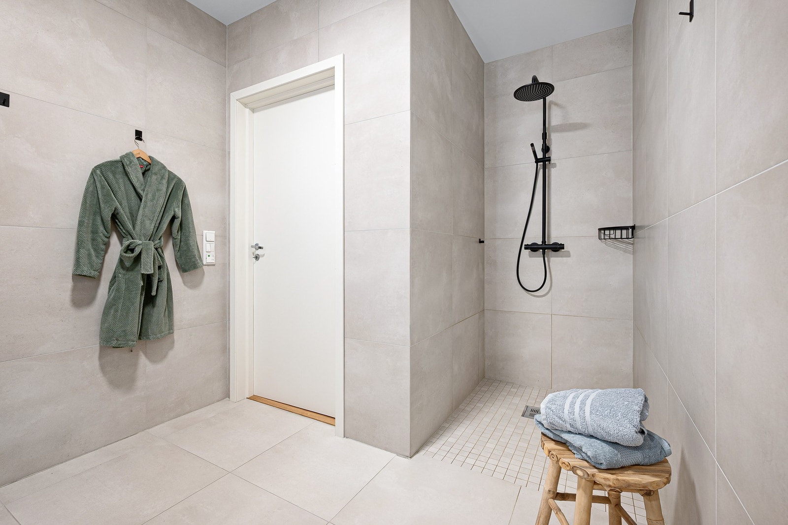 Takhøyden er gjennomgående i hele boligen, inkludert baderommet. Galleribilde