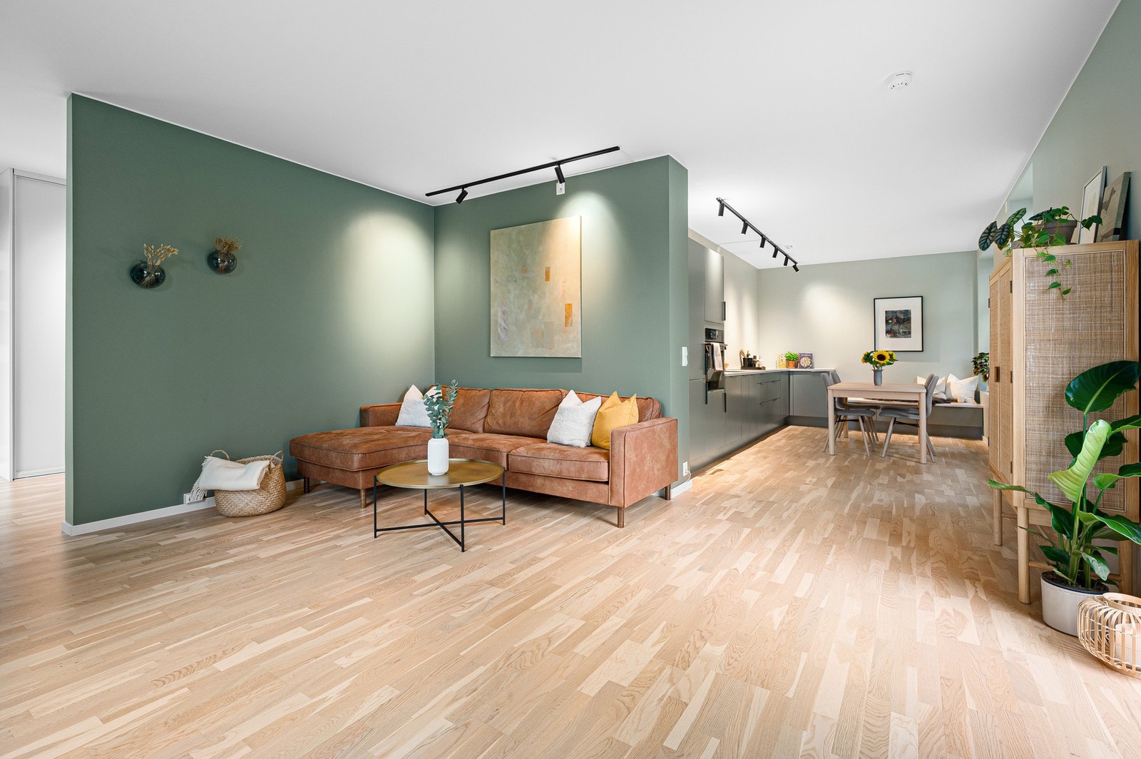 Med en åpen og velorganisert planløsning er leiligheten lett å møblere etter egne behov. Galleribilde