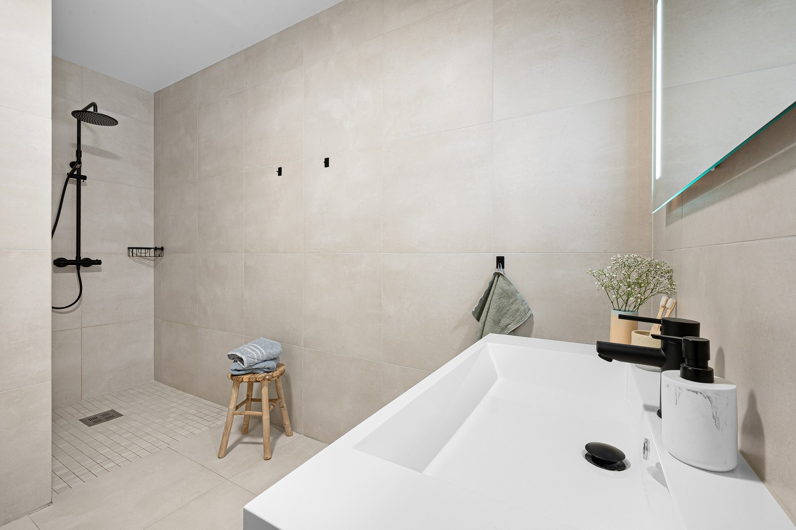 Badet har en romslig dusjnisje med god plass og praktisk utforming. Galleribilde