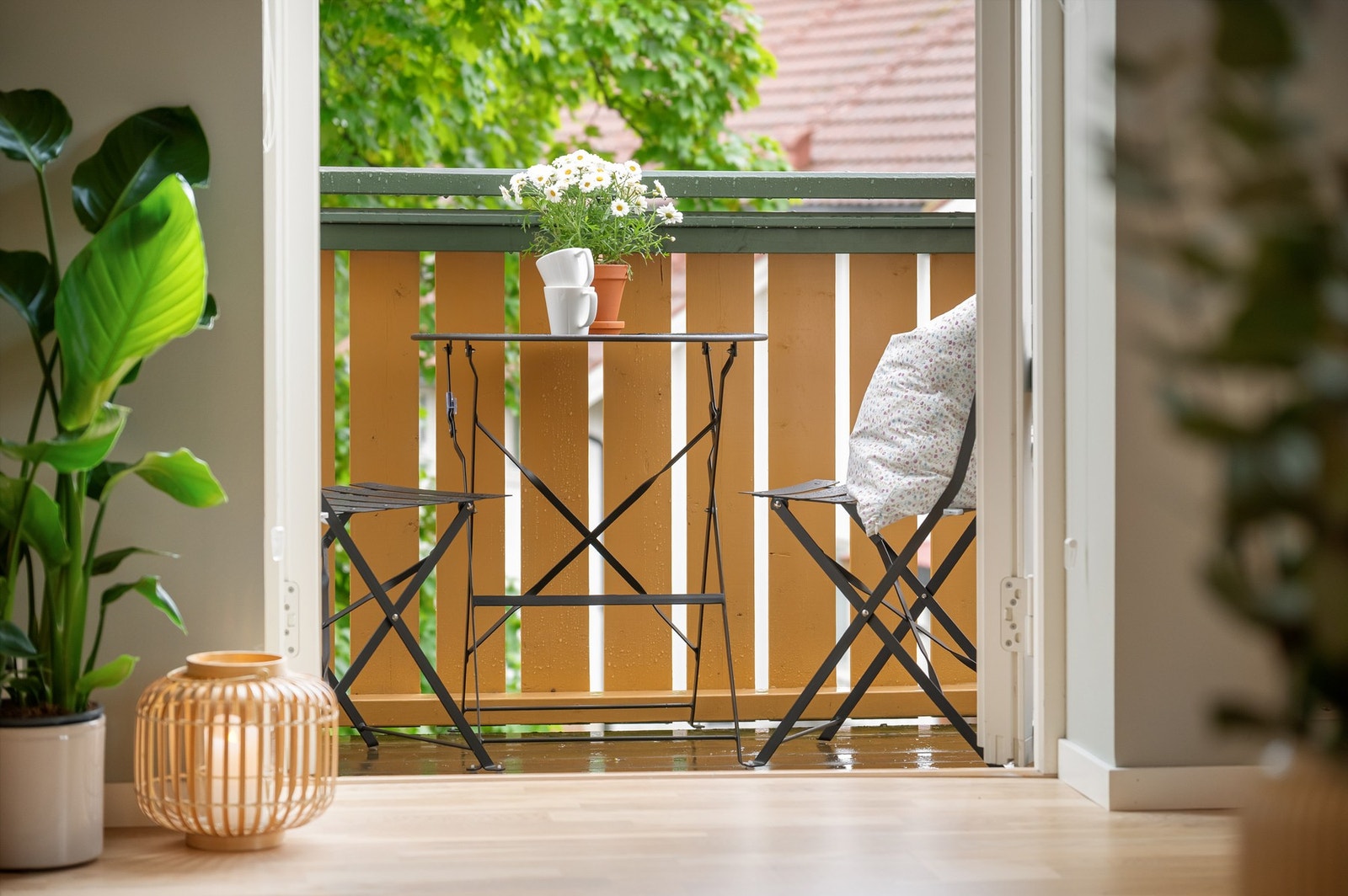 Balkongen er lett tilgjengelig fra stuen og gir en naturlig forlengelse av oppholdsrommet. Galleribilde