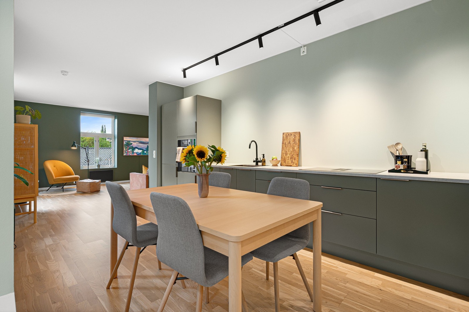 En lekker og stilren 4-roms leilighet på 98 kvm. i byggets 2. etasje. Galleribilde