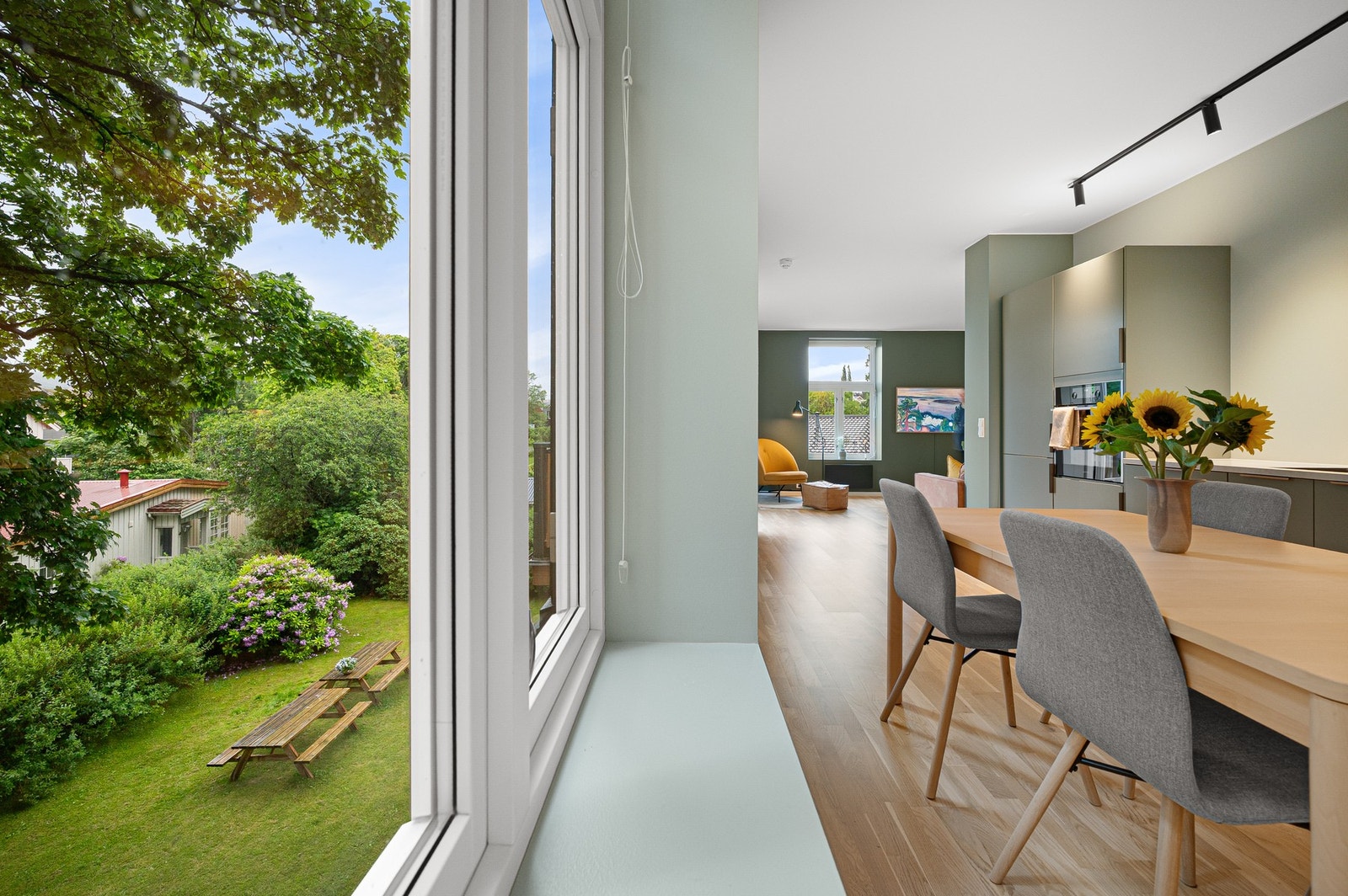 Både stue og kjøkken er orientert mot bakhagen, noe som gir en skjermet og fredelig beliggenhet. Galleribilde