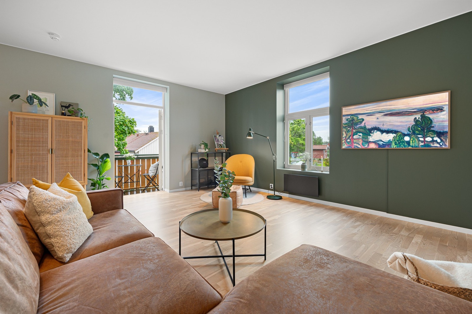 Den generøse takhøyden kombinert med store vindusflater gir en lys og luftig romfølelse. Galleribilde