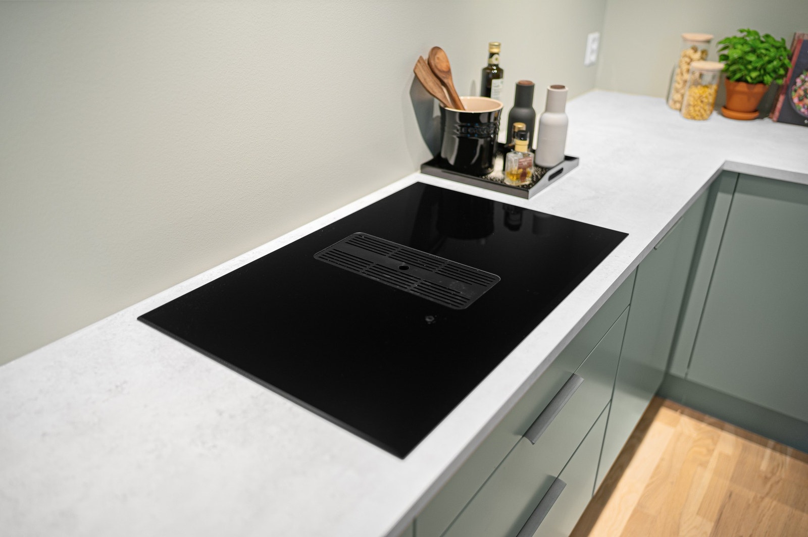 Kjøkkenet er utstyrt med platetopp med integrert ventilator. Galleribilde